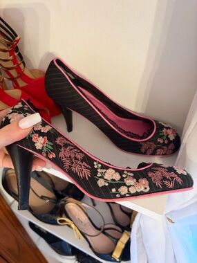 Black Floral Embroidered Pump Irregular Choice